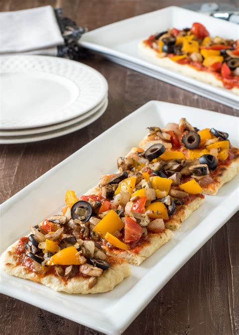 From easy flatbread pizza recipes to masterful flatbread pizza preparation techniques, find flatbread pizza ideas by our editors try this flatbread pizza recipe instead of a traditional crust. Veggie Flatbread Pizza