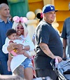 Blac Chyna和小羅伯特·卡戴珊帶著小女兒在洛杉磯迪士尼樂園 - 每日頭條