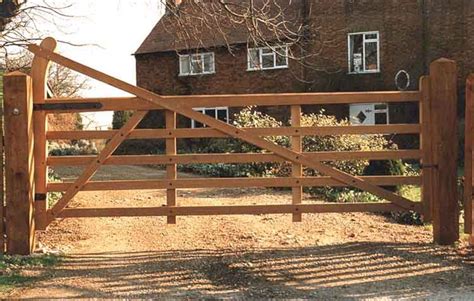 Astounding 35 Awesome Farmhouse Driveway Entrance Gate Ideas