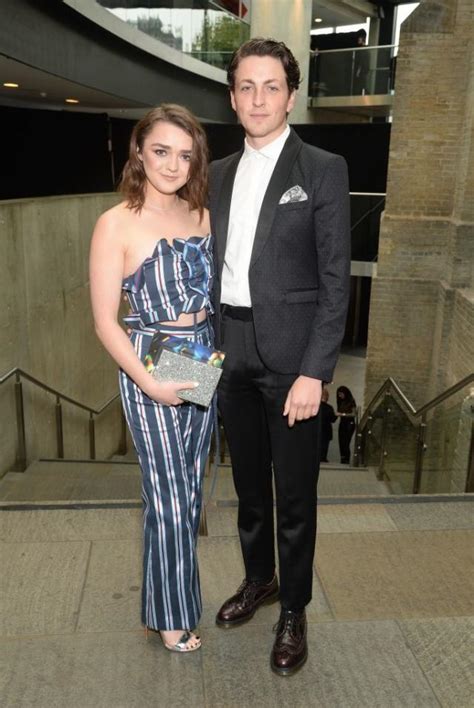 Maisie Williams Boyfriend Helped Her Do Her Red Carpet Makeup
