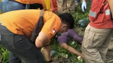 Geger Mayat Perempuan Bercelana Ungu Tergeletak Di Pintu Rel Kereta