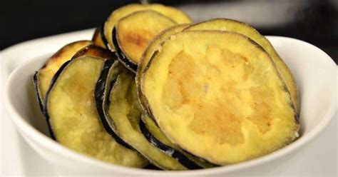 La berenjena es uno de los alimentos más beneficiosos para el organismo por todas las propiedades y aporte nutricional que posee. Chips de berenjena crujientes y truco para quitar el sabor ...