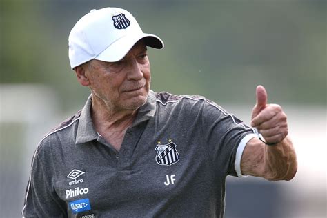 Ele é apelidado de o professor por ter dado aulas de especialização em futebol no instituto. Ensinar o Futebol no país do Futebol - O Santos de ...