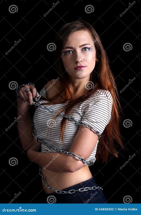 Femme Assez Sexy Attachée Avec La Longue Chaîne En Métal Photo stock