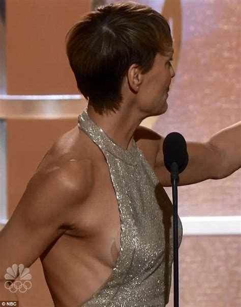 Robin Wright S Golden Globe Wardrobe Malfunction Side Boob Revealed