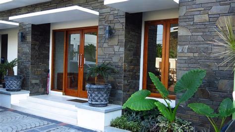 Pemasangan batu alam pada desain rumah batu alam yang satu ini dapat dilakukan di hampir seluruh bagian fasad. 11 Desain Keramik Dinding Depan Rumah yang Minimalis dan ...