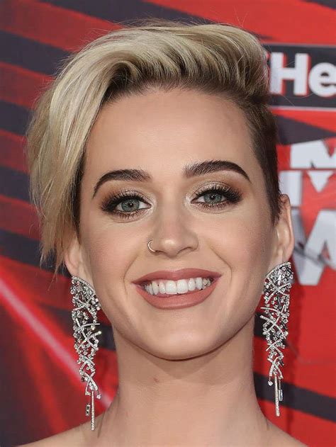 Katy perry performing smile (official audio) (c) 2020 capitol records a division of umg under exclusive licensed by ememusic. Katy Perry Flashes Quinoa-Filled Smile and Nike Swoosh ...