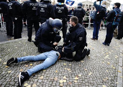 Mehr Als 100 Festnahmen Polizei Geht Gegen Demonstranten Mit