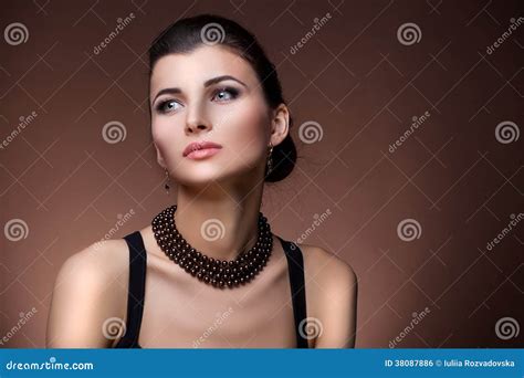 Portret Luksusowa Kobieta W Wyłącznej Biżuterii Zdjęcie Stock Obraz Złożonej Z Wyłącznej
