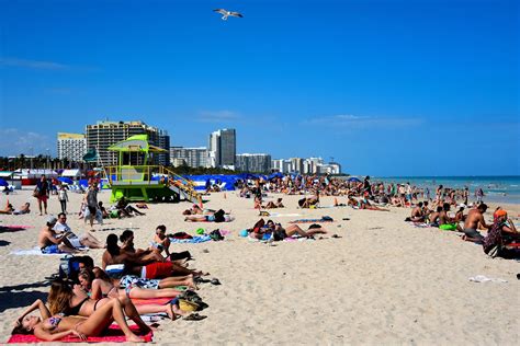 1010326898 itt a videóletöltés ideje! Crowds Sunning at South Beach in Miami Beach, Florida ...