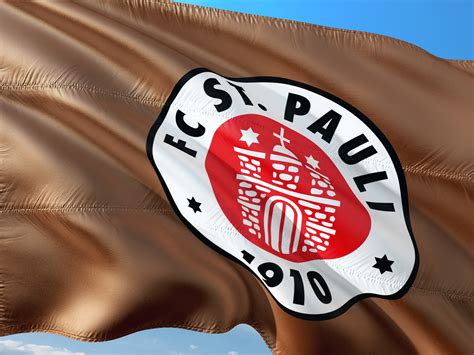 Der sohn einer deutschen und eines togolesen etablierte sich in den vergangenen zwei jahren in osnabrück im profi. FC St. Pauli nicht ganz sauber: Werbung für die „rote SA ...