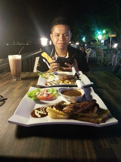 Ada yang menyediakan resepi kampung, selera tempatan dan malah makanan barat juga ada disajikan. Adieyza: Jalan-Jalan Cari Makan Di Langkawi