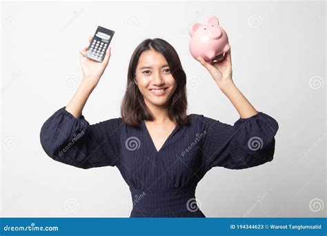 Asiatische Frau Mit Taschenrechner Und Sparschwein Stockbild Bild Von Penny Geld 194344623