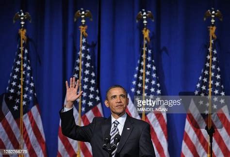 Us President Barack Obama Waves As He Arrives To Speak At A News
