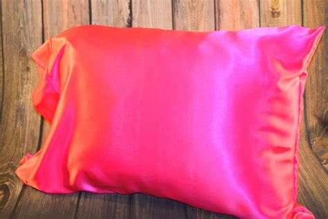 What exactly is a protective hairstyle? Silky satin pillowcase in hotpink. Long lasting hair ...