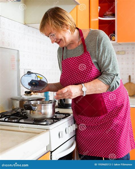 Reife Frauenhausfrau Während Des Kochens Suppe An Ihrer Küche Stockbild Bild Von Vorbereiten