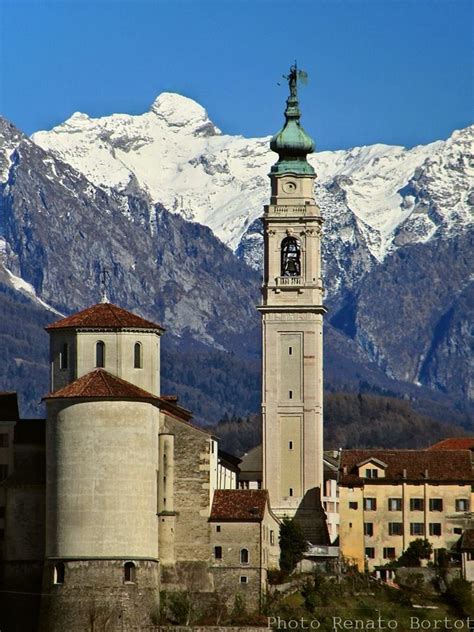 Il Duomo Di Belluno Con Il Campanile Dello Juvara E La Schiara Sullo