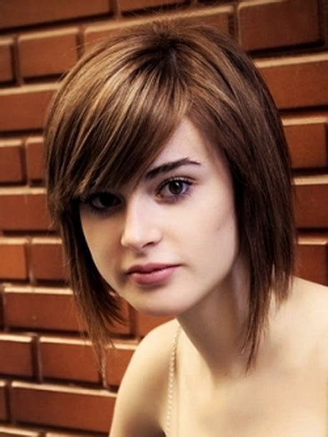 Medium Hairstyles For Women With Round Faces