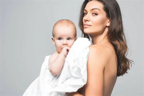 Retrato Madre Desnuda Atractiva Sosteniendo Bebé Alegre Aislado Blanco fotografía de stock