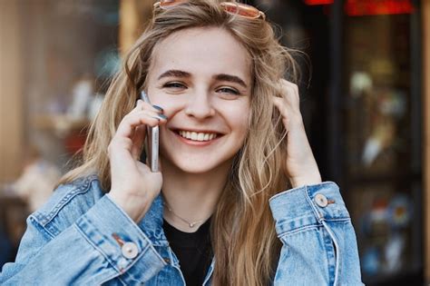 Une Fille Joyeuse Parle Toujours Avec Un Ami Lorsqu Elle Fait Ses