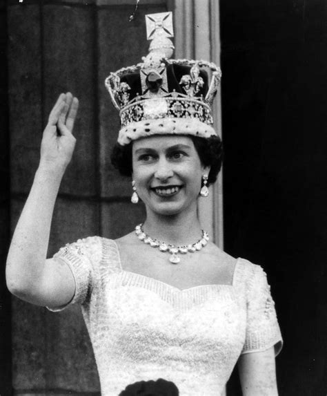 She is the only reigning monarch to complete 63 years on the throne in british history.she is the. LeMO-Objekt: Königin Elisabeth II. am Tag ihrer Krönung