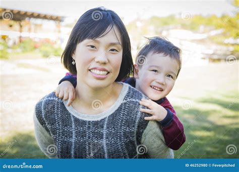 Madre China Que Se Divierte Con Su Hijo Del Bebé De La Raza Mixta Foto