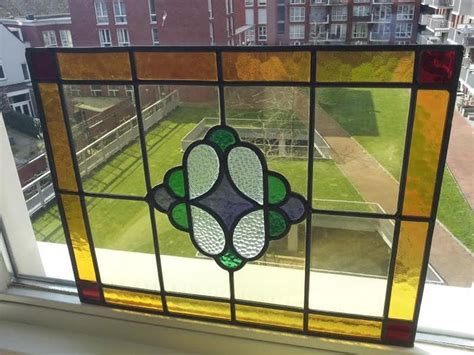 Glas in lood is een vensterraam bestaande uit stukken glas gevat in loodlijsten. Glas in Lood Voorzetraam | Glas in lood, Glas in lood ...
