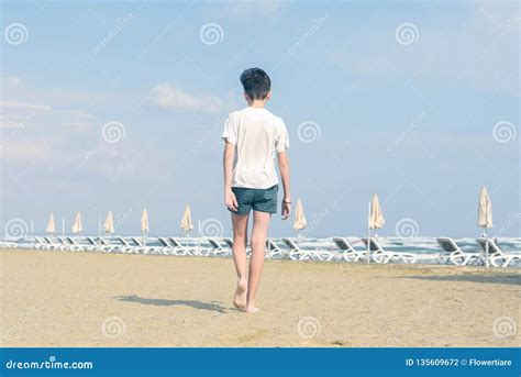Blootvoetse Benen Van Een Jongen In De Motie Op Het Zandige Strand Reis En De Zomer Stock Foto