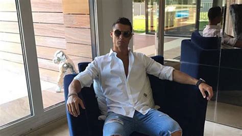 Cristiano ronaldo house inside is something may not that important for some fans, others, would kill themselves in order. Cristiano Ronaldo Old House