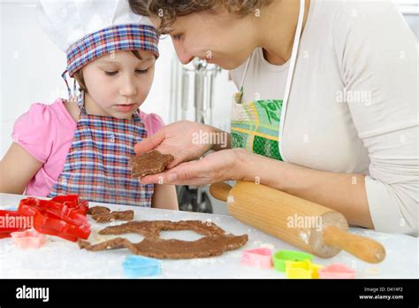 La Joven Madre Con Una Hija Pequeña Masa Para Modelar Las Cookies