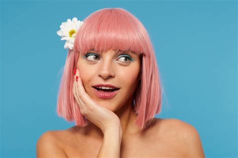 Gros Plan De Lheureuse Belle Jeune Femme Aux Cheveux Roses Avec Coupe