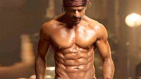 Srk Flaunts His Ripped Abs In Leaked Shirtless Pic From Pathaan Sets