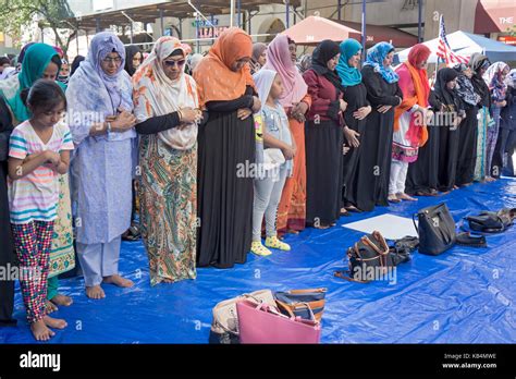 Muslimische Frauen Und Junge Mädchen An Gebete Bei Der Muslimischen Day Parade In Midtown