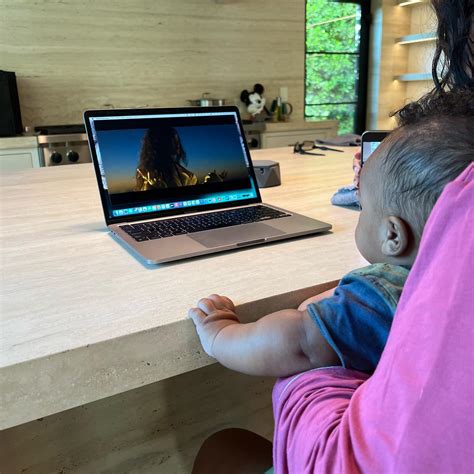 Рианна впервые показала домашние фото и видео с маленьким сыном