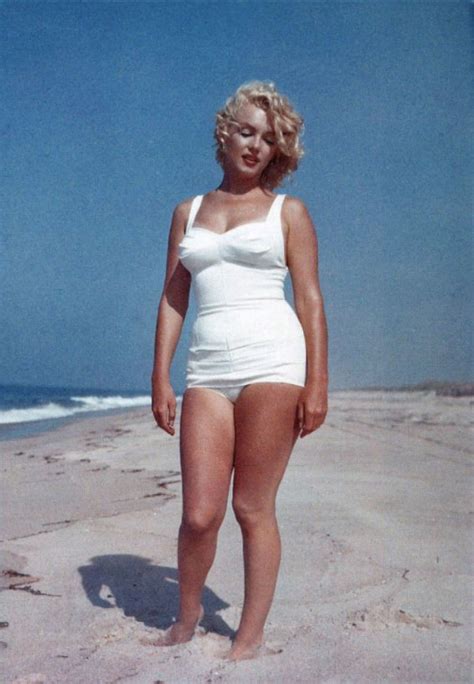 Beautiful Photos Of Marilyn Monroe On The Beach From The Year