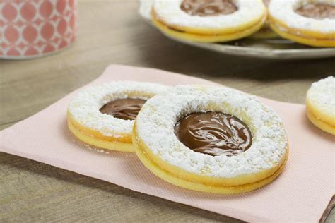 Occhi di bue, italian sweet treats are delicious shortbread cookies filled either with jam or chocolate that you can find in every pasticceria, bakery, in rome.they are my absolute favourite childhood treat. OCCHI DI BUE ALLA NUTELLA: RICETTA FACILE E IRRESISTIBILE ...