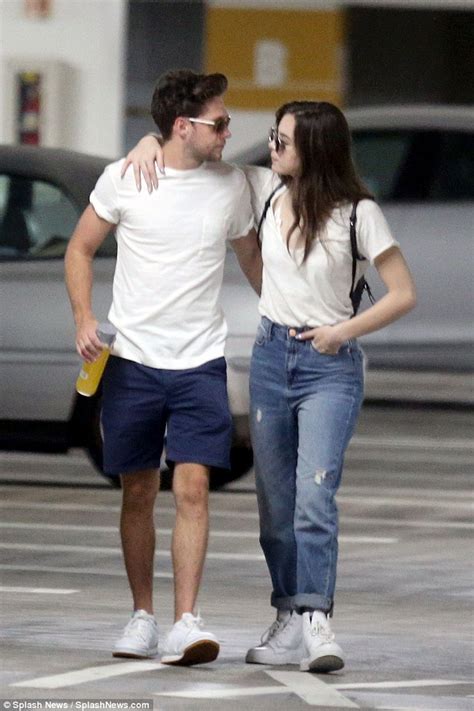 Niall Horan And Hailee Steinfeld Picture Exclusive Singer And His Girlfriend Share A Smooch In