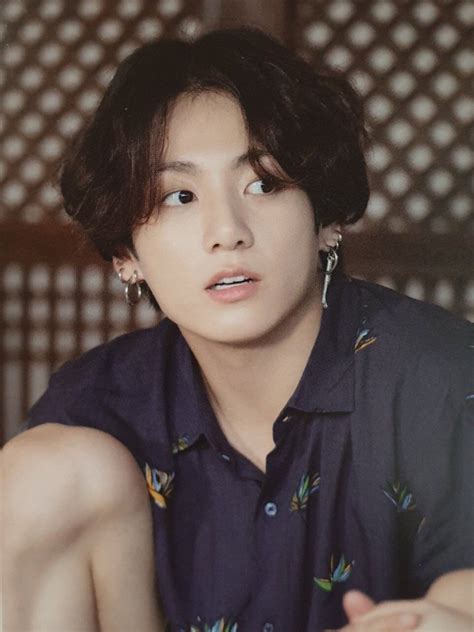There are a few iconic looks that come to mind, like after keeping it black for so long, jungkook finally dyed his hair this reddish color, and the messy style has returned, although now it's more tousled. Que sukulento #jungkooklonghair Que sukulento | Bts summer ...