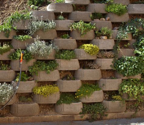 Cinder block garden ideas are available in a really large assortment that you will be stunned from the innovative ideas of house project designers. Garden and Backyard Retaining Walls