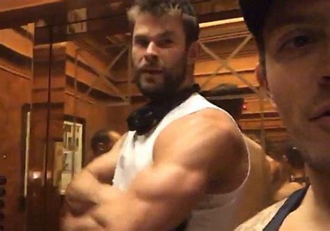 Ator De Thor Impressiona Pelo Tamanho Do Bíceps Em Selfies Com Fã
