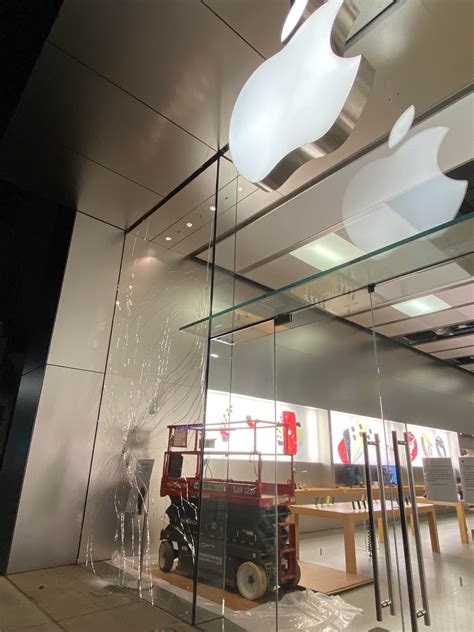Uptown Apple Store attempted looting and Timberland Store ...