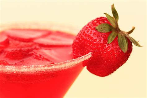 Filerefreshing Sugar Sweet Red Strawberry Martini Drink 3405075157