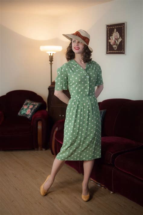 vintage 1940s dress cute sage green with off white polka dots shirtwaist 40s day dress in