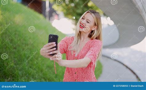 Femelle Joyeuse Prenant Le Selfie Dans Le Parc Image Stock Image Du Pousse Opportuniste