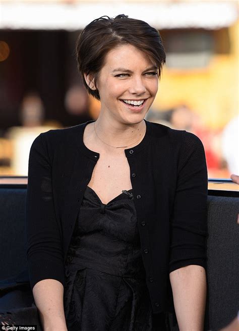 The Walking Deads Lauren Cohan Shows Off New Pixie Cut During Extra Interview Daily Mail Online