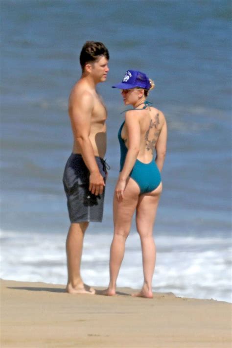 Scarlett Johansson Colin Jost Take A Beachside Stroll In The Hamptons