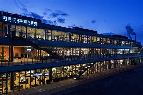 山口県《周南市立徳山駅前図書館》大迫力の本棚アート！内藤廣設計、人と街をつなぐ駅直結の図書館 Discover Japan