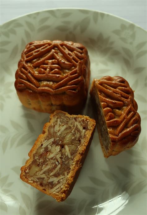 Chinese Ham With Assorted Nuts Mooncake