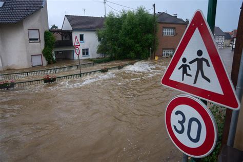 unwetter drama in nrw zwei feuerwehrler sterben hochwasser und Überschwemmungen