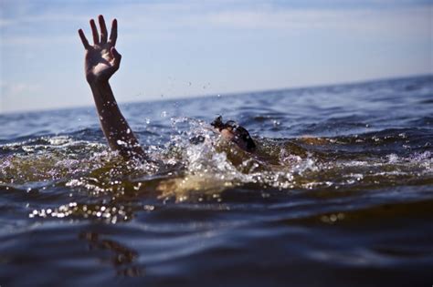 Swim Safely Know The 8 Warning Signs Of Drowning The Allstate Blog